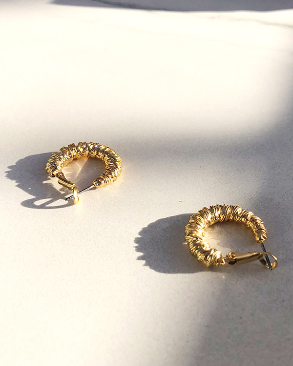 gold ring earring