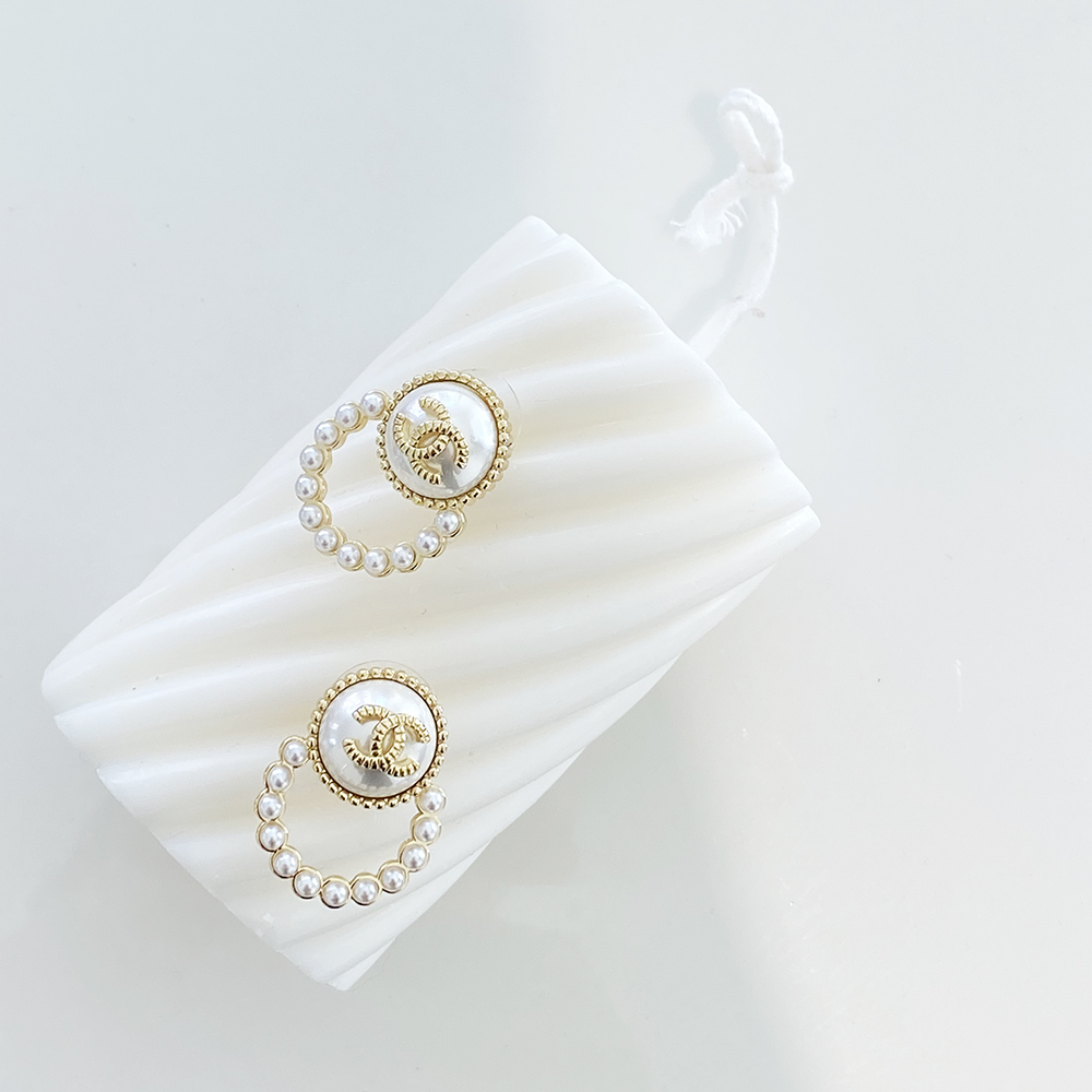 gold symbol pearl earring