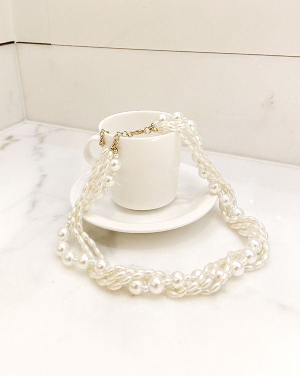 romantic pearl necklace