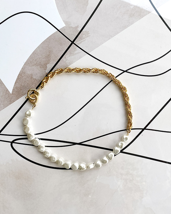 Pearl gold necklace